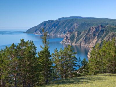 Озеро Байкал - самое большое озеро в мире.