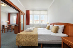 «Улучшенные апартаменты» (2-комн.) 2-местный номер с балконом — спа-отель Hotel Karos Spa