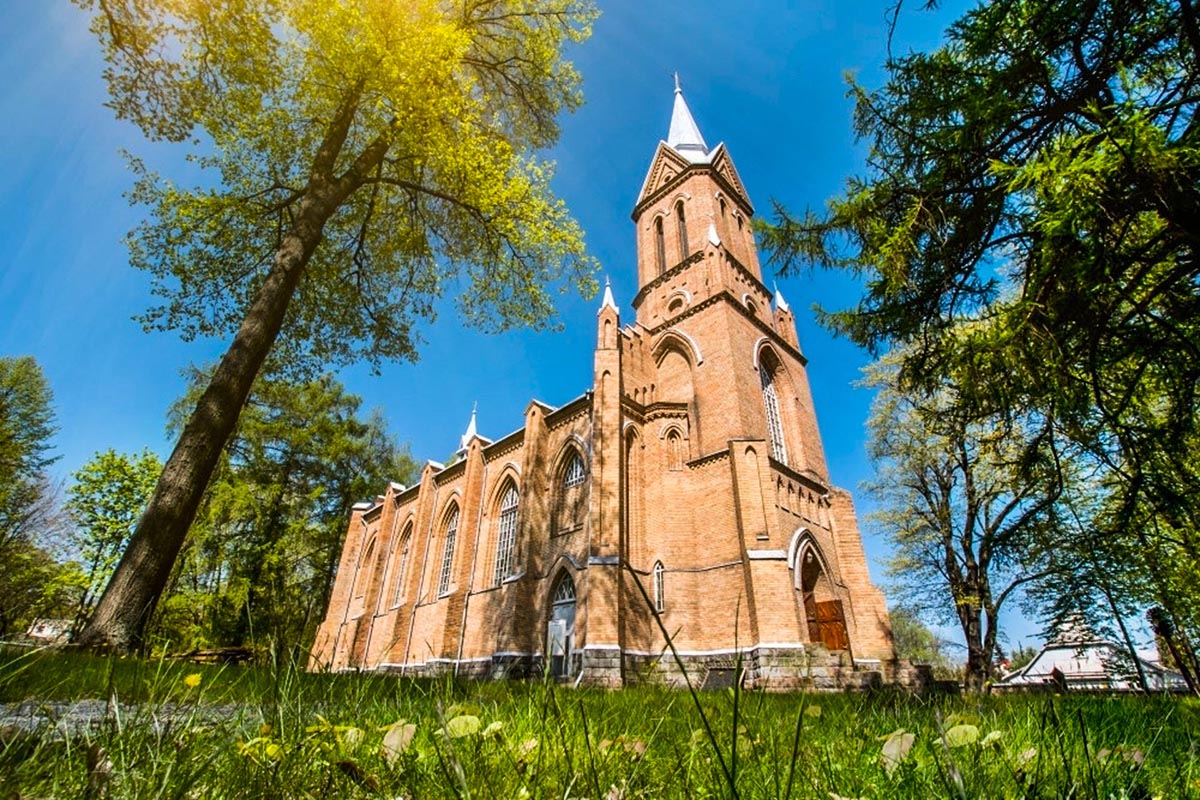 Церковь Рождества Девы Марии в курортном городе Литвы - Бирштонас