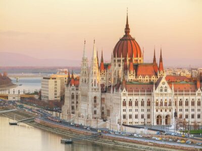 Будапешт - столица Венгрии, поделенная на две части рекой Дунай