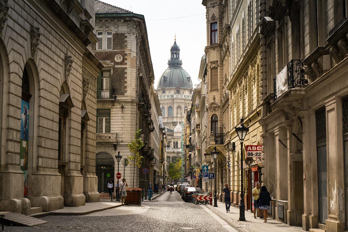 Будапешт - столица Венгрии, поделенная на две части рекой Дунай