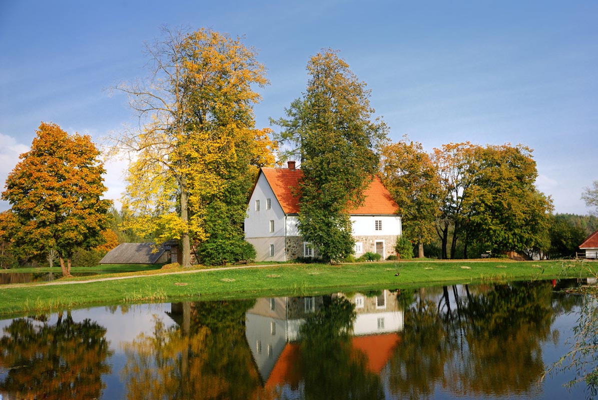 Дом на берегу озера осенью. Сигулда, Латвия