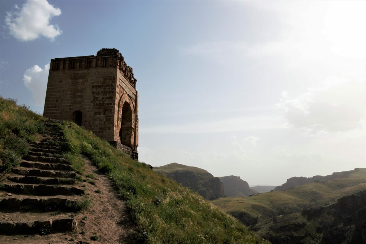 Замок Заххак - древние руины в Азербайджане.