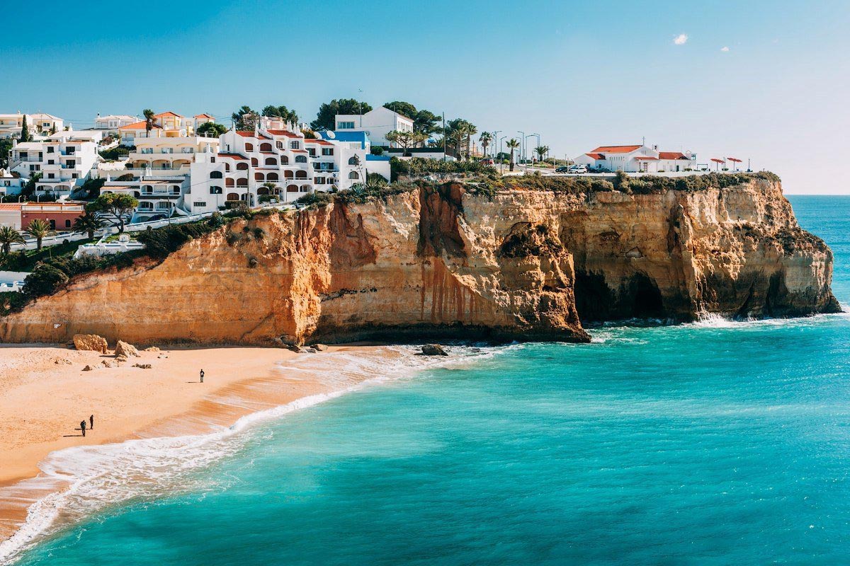Португалия находится на западе Европы, в ее состав также входят архипелаг Мадейра и Азорские острова, расположившиеся посреди Атлантического океана.
