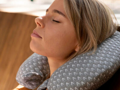 10 лучших анатомических подушек для путешествий. Обзор sanatour.ru Фото - девушка спит в дорожной подушке на шею